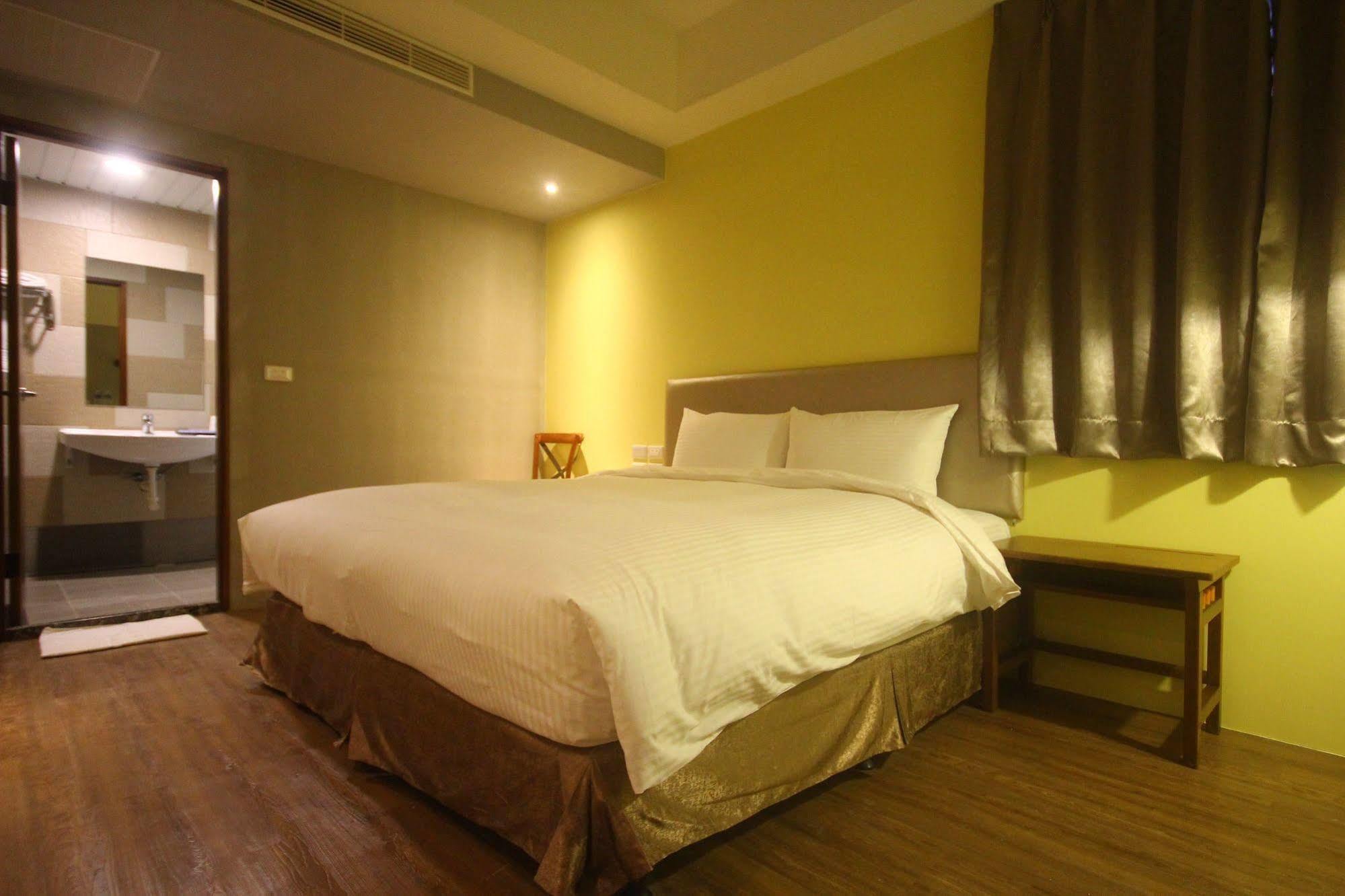 Tourism Inn Тайнань Экстерьер фото